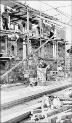 Fast 12.000 kostenlose Arbeitsstunden wurden für den Bau der Halle geleistet. 