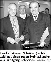 Landrat Werner Schröter (rechts) zeichnet einen regen Heimatkundler aus: Wolfgang Schneider. (Quelle: DIE RHEINPFALZ&nbsp;- 23.02.2006 | Text: bmx | Foto: Lenz)