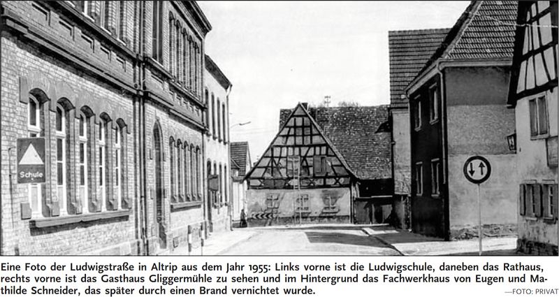 Eine Foto der Ludwigstraße in Altrip aus dem Jahr 1955: Links vorne ist die Ludwigschule, daneben das Rathaus, rechts vorne ist das Gasthaus Gliggermühle zu sehen und im Hintergrund das Fachwerkhaus von Eugen und Mathilde Schneider, das später durch einen Brand vernichtet wurde. | Quelle: DIE RHEINPFALZ - Ludwigshafener Rundschau - 2. Januar 2008 | Text: Wolfgang Schneider | Foto: privat | Mit freundlicher Genehmigung der RHEINPFALZ Verlag und Druckerei GmbH & Co. KG in Ludwigshafen.