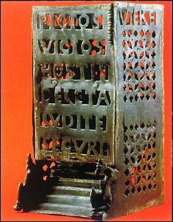 Inschrift: PICTOS VICTOS HOSTIS DELETA LUDITE SECVRI - "Die Pikten sind besiegt, der Feind vernichtet, spielt in Sicherheit!" (Römischer Würfelturm, um 370 n. Chr., Vettweiß-Froitzheim, Kr. Düren, Rheinisches Landesmuseum Bonn)