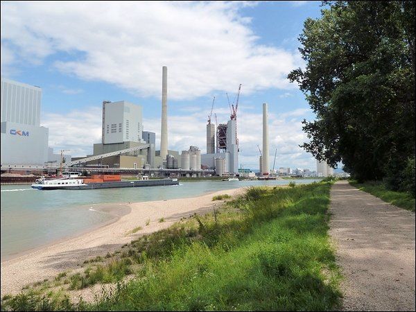 Der Rhein, eine der wichtigsten Wasserstraßen Europas.