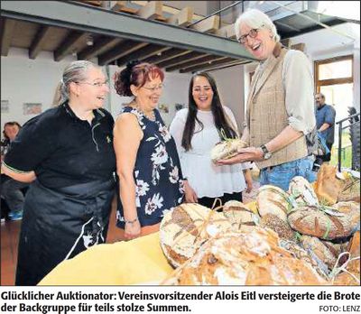 Glücklicher Auktionator: Vereinsvorsitzender Alois Eitl versteigerte die Brote der Backgruppe für teils stolze Summen. | Quelle: DIE RHEINPFALZ - Ludwigshafener Rundschau - 2. Oktober 2017 | Text: Andrea Dölle | Foto: Lenz | Mit freundlicher Genehmigung der RHEINPFALZ Verlag und Druckerei GmbH & Co. KG in Ludwigshafen.