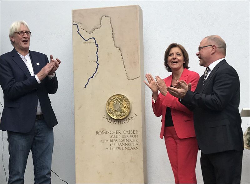 Ministerpräsidentin Malu Dreyer bei der feierlichen Enthüllung der Valentinian-Stele.; © Staatskanzlei