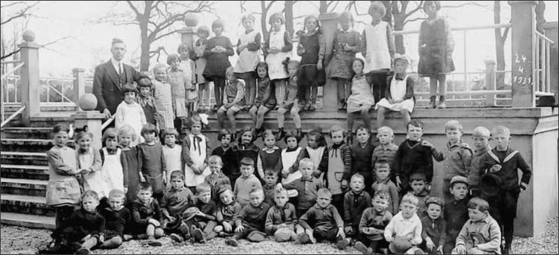 Der Fest- und Spielplatz wurde gerne von Lehrern mit ihren Schulklassen aufgesucht. Auf dem Bild aus dem Jahr 1931 ist eine Schulklasse zu sehen vor der Tanz- und Festbühne im Waldpark. Der Fest- und Spielplatz wurde gerne von Lehrern mit ihren Schulklassen aufgesucht. Auf dem Bild aus dem Jahr 1931 ist eine Schulklasse zu sehen vor der Tanz- und Festbühne im Waldpark.