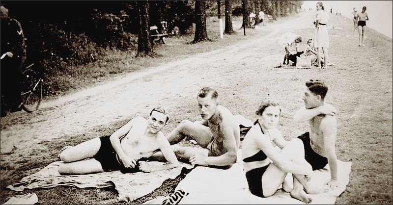 Am Altriper Rheinstrandbad in den 1930er Jahren. Am Altriper Rheinstrandbad in den 1930er Jahren.