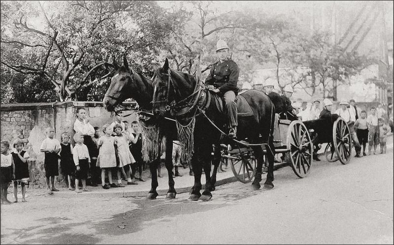 Landwirt Willi Knauber hoch zu Ross. Die Lafette dahinter transportiert eine aus Hockenheim geborgte Kanone, mit der vor dem Abmarsch des Fackelzuges zum Rhein Böller abgeschossen wurden.