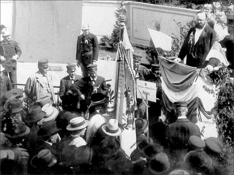 Die feierliche Enthüllung des Kriegerdenkmals in Altrip am 2. Juni 1901. Am Rednerpult der Komiteevorsitzende Ignatz Baumann. 