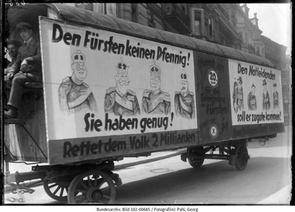 Werbung für ein Ja beim Volksentscheid zur Fürstenenteignung, Juni 1926 (Quelle: Bundesarchiv, Bild 102-00685 / Pahl, Georg) Werbung für ein Ja beim Volksentscheid zur Fürstenenteignung, Juni 1926 (Quelle: Bundesarchiv, Bild 102-00685 / Pahl, Georg)