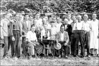 Die Altriper Kaninchenzüchter 1957, aufgenommen im Waldpark.