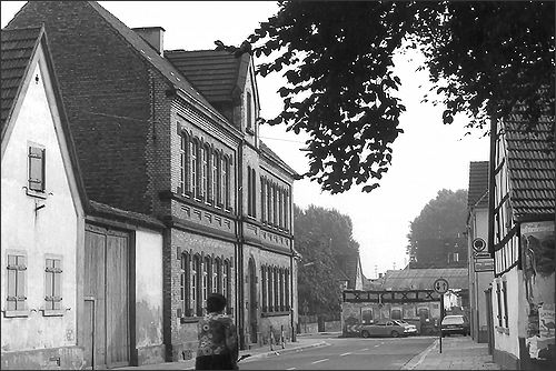 Die ehemalige Ludwigschule in Altrip, gegenüber der Wirtschaft "Zur Gliggermühle"