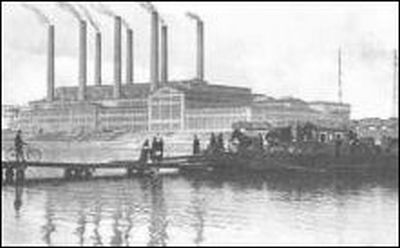 Fähre und Blick nach dem Großkraftwerk