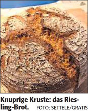 Knuprige Kruste: das Ries- ling-Brot.  (Quelle: DIE RHEINPFALZ - Ludwigshafener Rundschau -&nbsp;21. Dezember 2022 | Text: Mechthild Möbus | Foto:&nbsp;Settele/gratis |&nbsp; Mit freundlicher Genehmigung der RHEINPFALZ Verlag und Druckerei GmbH & Co. KG in Ludwigshafen)