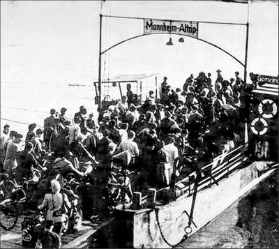 Die Rheinfähre bringt Pendler von Altrip nach Mannheim und zurück. 