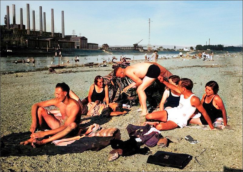 In den 1930er Jahren entstand dieses Foto am Rheinstrand bei Altrip. Im Hintergrund ist das Großkraftwerk Mannheim zu sehen. Rechts im Bild Emilie Keipp und Oswald Keipp, der das Trikot des Turnvereins TV Mundenheim (ab 1951 VTV Mundenheim) trägt. | Foto: Sammlung Josef Kaiser, Ludwigshafen / Kolorierung: Jürgen Hajok