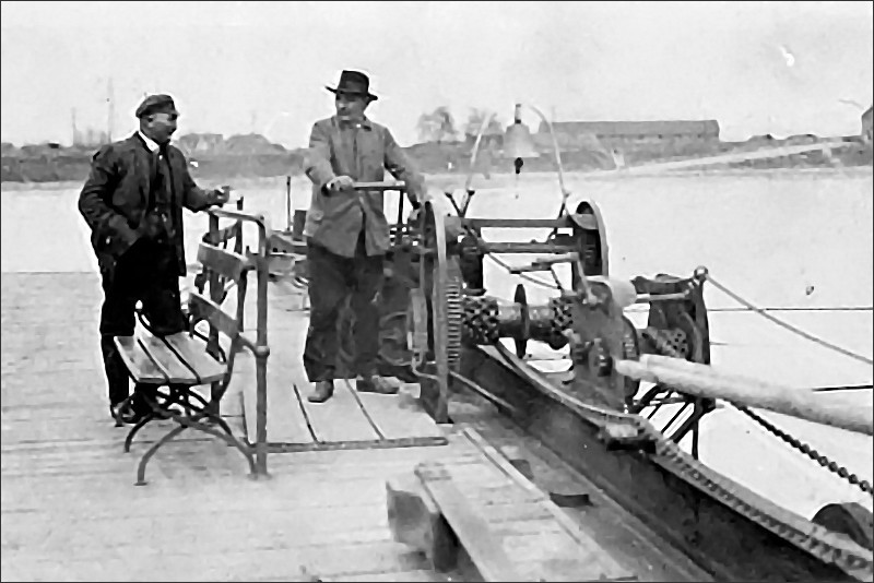 Auf der Gierfähre vor dem zweiten Weltkrieg (links: Valentin Hauk, rechts: Philipp Hört VI.)