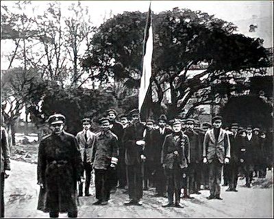 Separatisten mit der grün-weiß-roten Fahne der „Rheinischen Republik“. (Foto: Stadtarchiv Mainz)